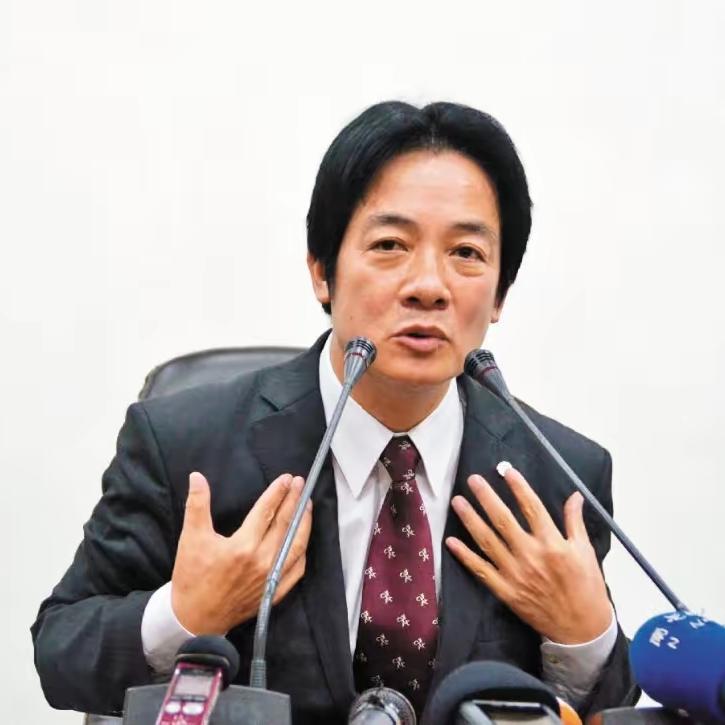 1月1日，台北的元旦升旗仪式上，本应是象征团结的场合，却上演了一幕充满政治暗涌的