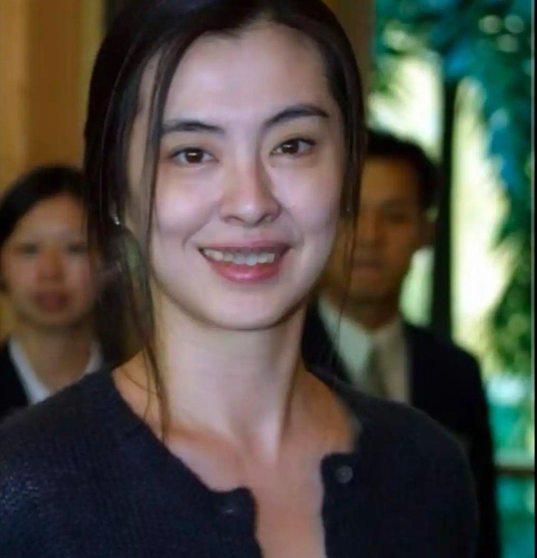 40岁时的王祖贤旧照曝光，依旧展现出无与伦比的美丽。如此迷人的容颜，是幸运还是一