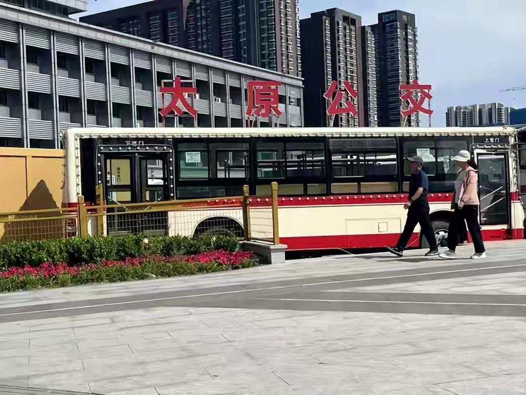 太原985公交被老人挤爆，这场面看着让人心酸连发16趟车，照样挤不上一个座。