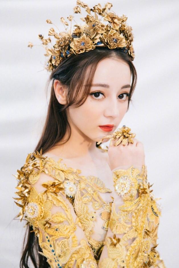 迪丽热巴现在最缺的就是解锁大牌高定除了代言过的华伦天奴和现在的迪奥之外，她只需