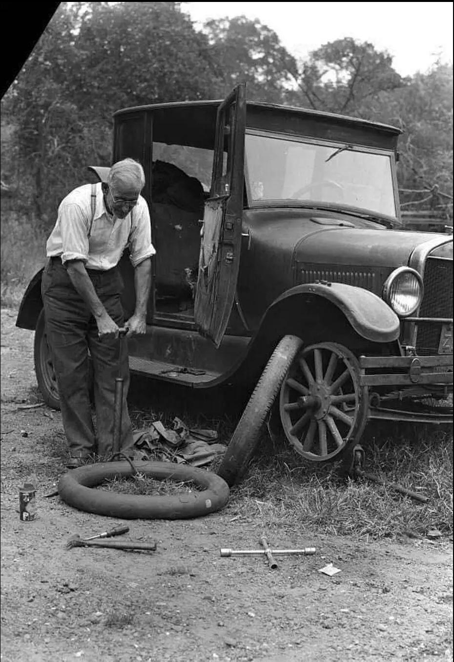 看到这张1927年福特T型车（ModelTCoupe）更换漏气轮胎的老照片，
