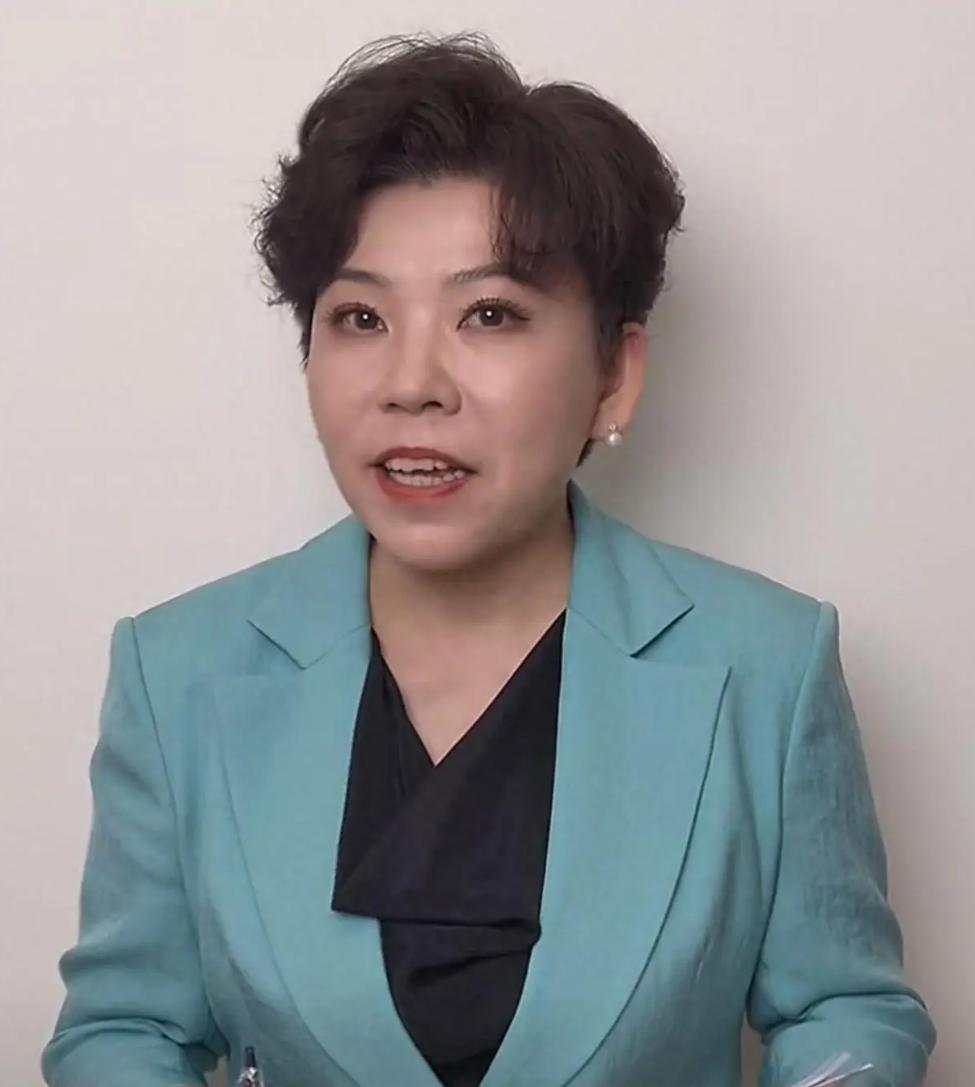 侯英超终于不解说了，中国大满贯女单决赛，邓亚萍替代了侯英超担任嘉宾。不是因为侯英