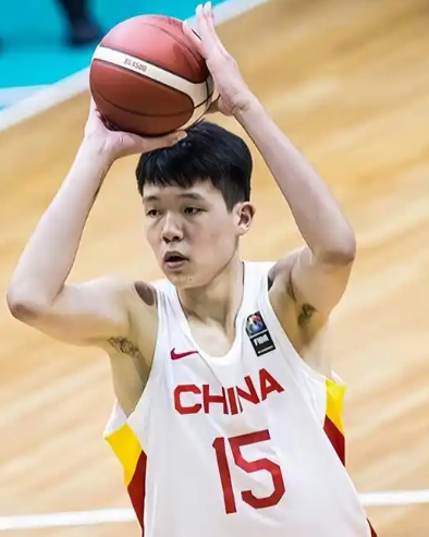 杨瀚森确实成长了，但进步了也掩盖不了命中率仍然是联盟倒数第一的事实杨瀚森季中确