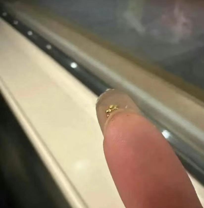 怪不得金店不许留指甲呢!