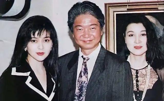 1980年邵逸夫坐在他那办公室里，推过一张整整1亿港币的支票给对面前翘着二郎腿的