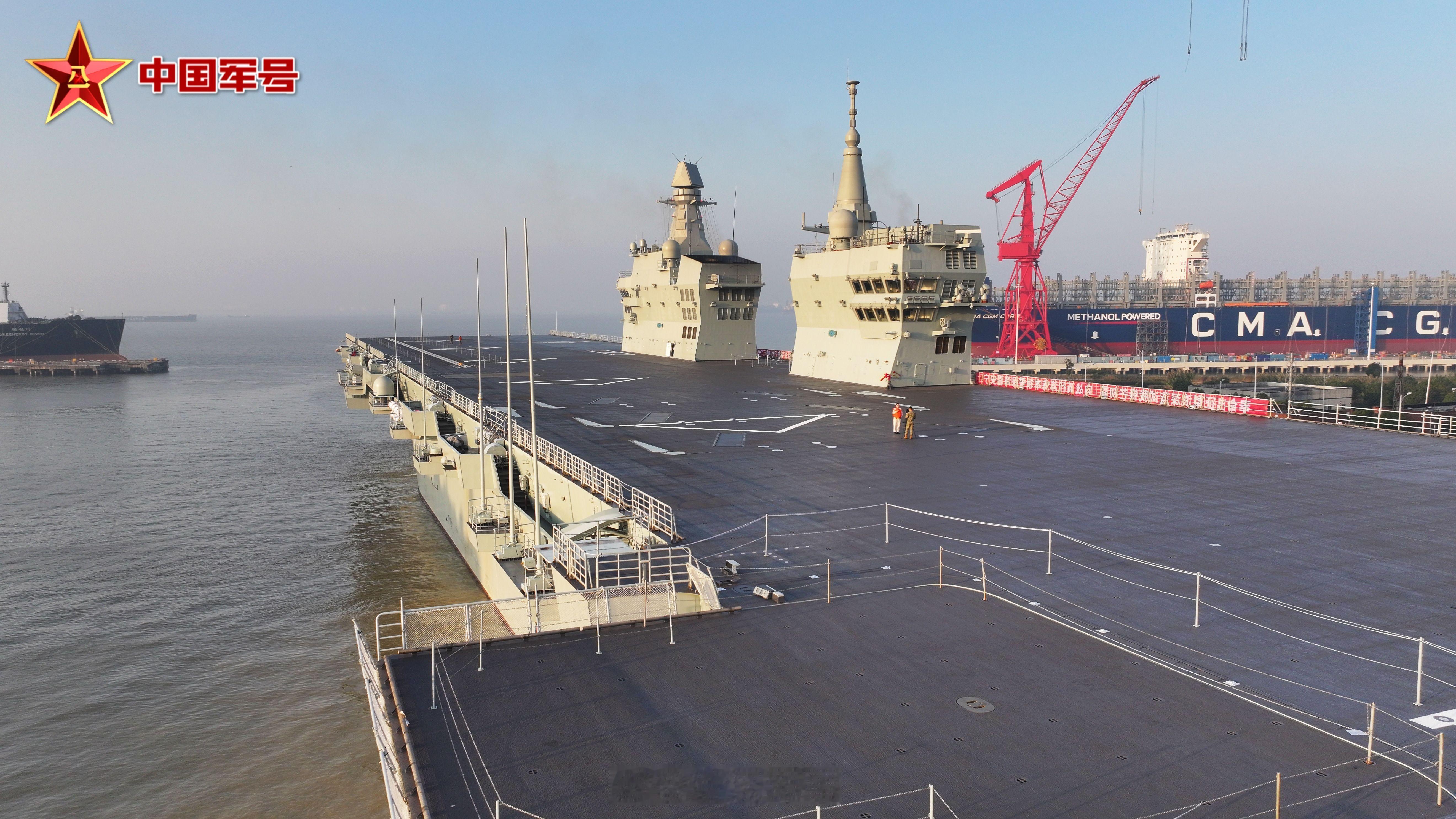 今天上午9时左右，我国076两栖攻击舰首舰四川舰从上海沪东中华造船厂码头解缆赴相