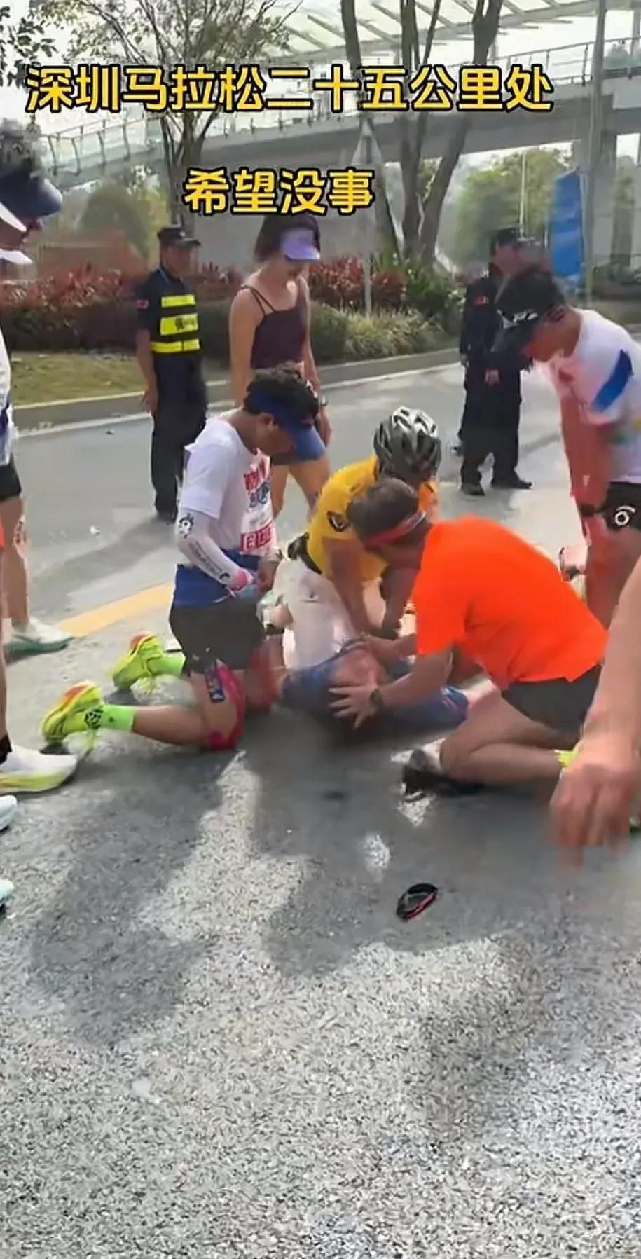 知道为什么好几个城市取消马拉松了吗？11月7日的深圳马拉松，两名男子分别在半马