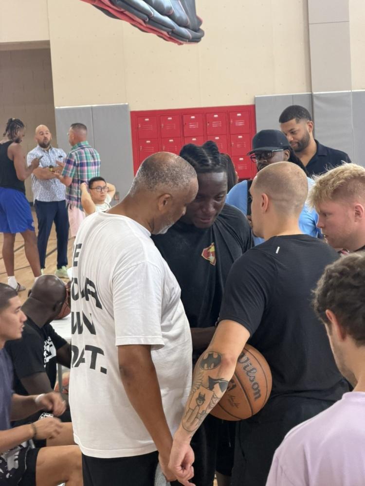 奥拉迪波真是让人唏嘘！在34岁的年纪为了重返NBA还得在夏联举办个人训练营，就