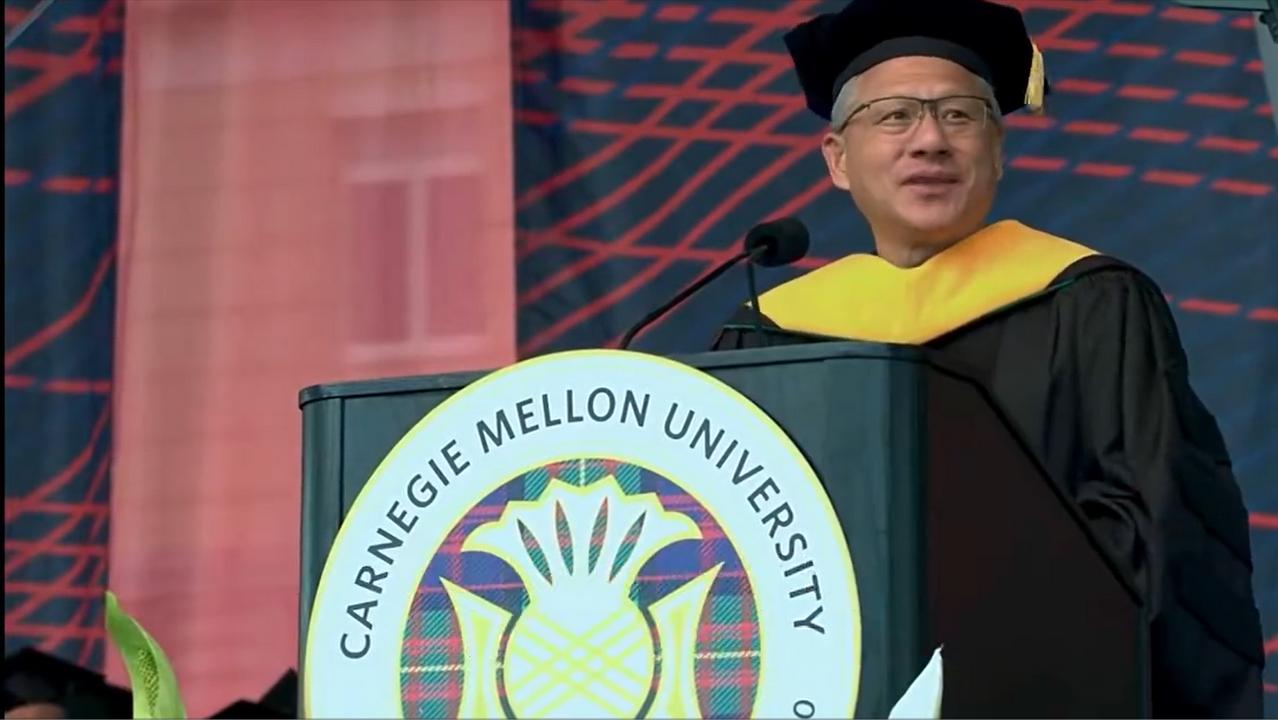 黄仁勋建议年轻人积极拥抱AI5月10日，在2026年卡内基梅隆大学（CMU）