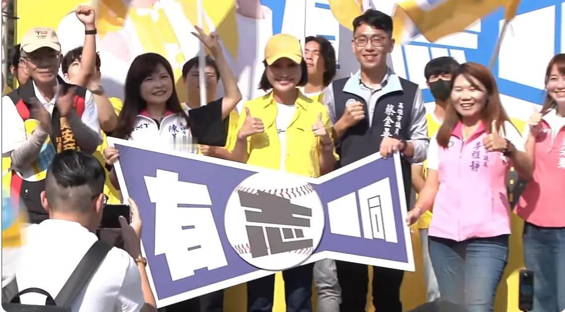 柯志恩今天宣布参选高雄市市长,在竞选板上没有打出国民党的旗帜和标识。柯志恩回应