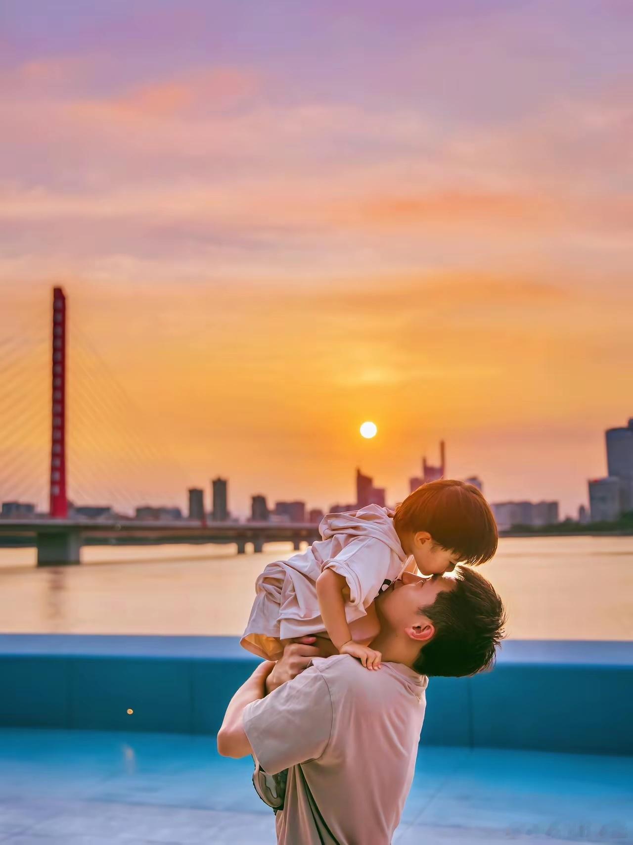 父子定律，准到让人沉默。第一条你越早接受孩子是个普通人，他就越容易不普通。望子成