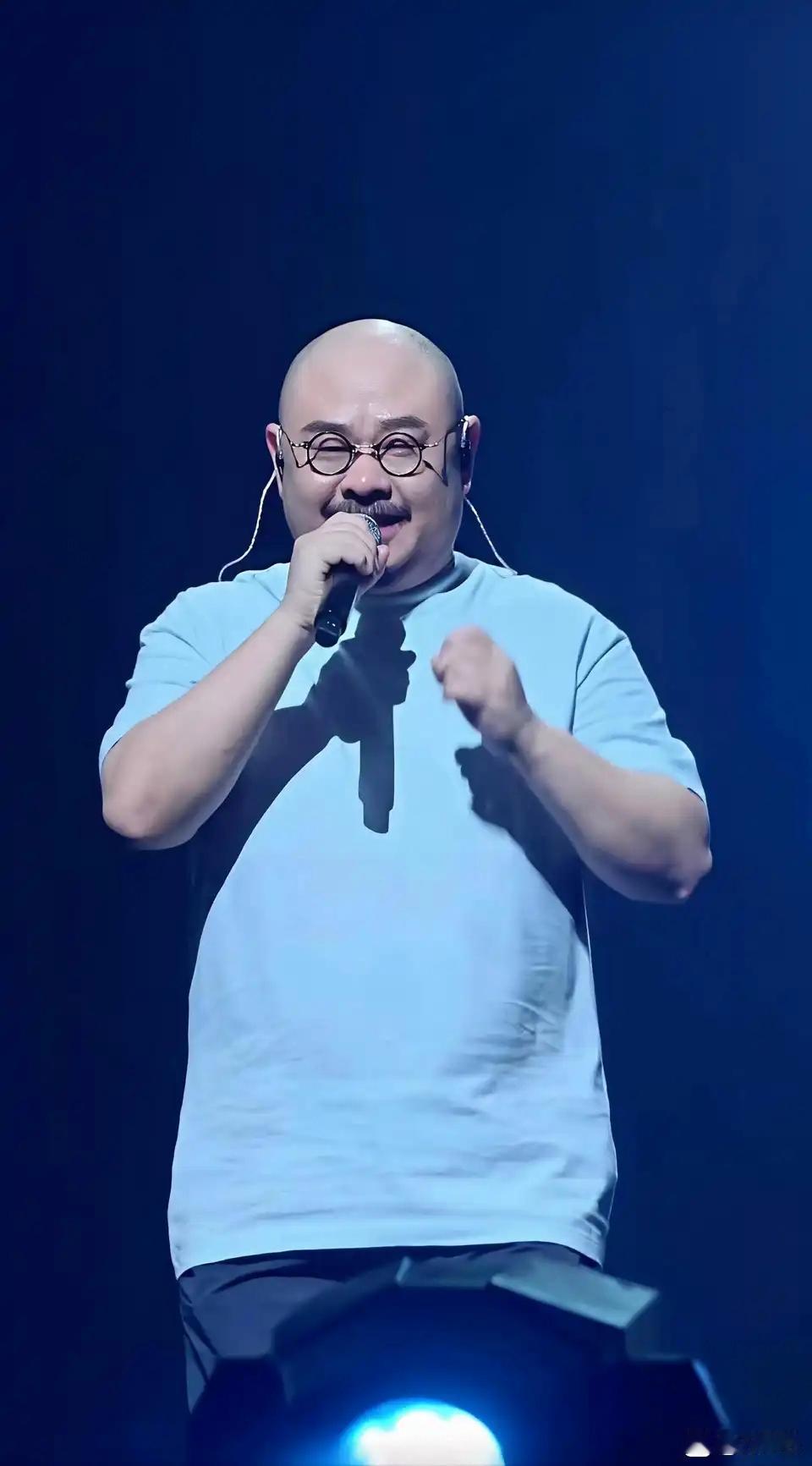 刀郎，大家都爱叫你“刀哥”，你的歌里有故事有深情，对刀嫂的爱更是有目共睹。可刀哥