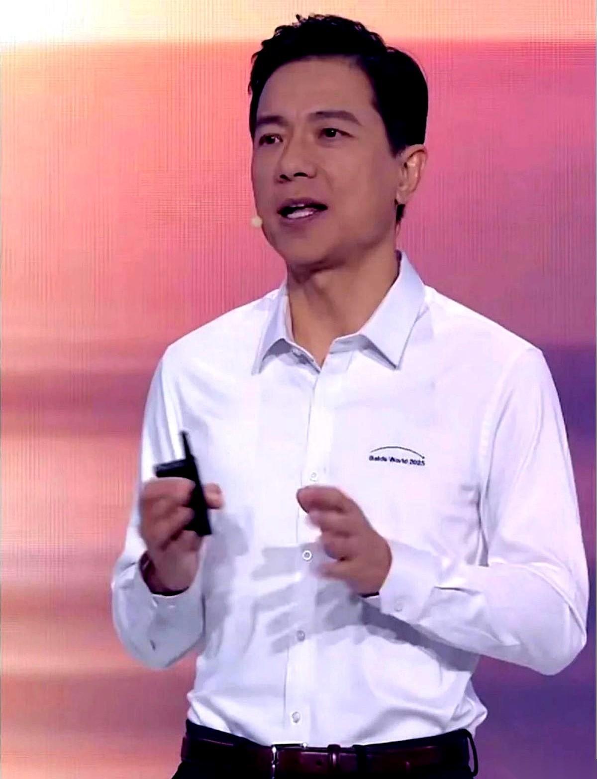 我跟你说个最吓人的事儿吧。你花了一辈子，把自己练成了屠龙第一高手。结果一出门，