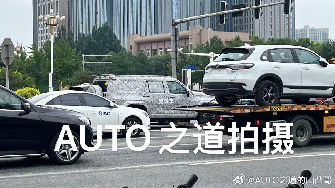 我们这些行业里面的老人，在保定街头一眼就看出了，这是一个加大号的坦克700。但也