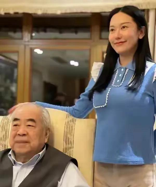 范曾家的事原来是这么回事，本来是范曾给小50岁的老婆徐萌买了新房子，两人搬去新家