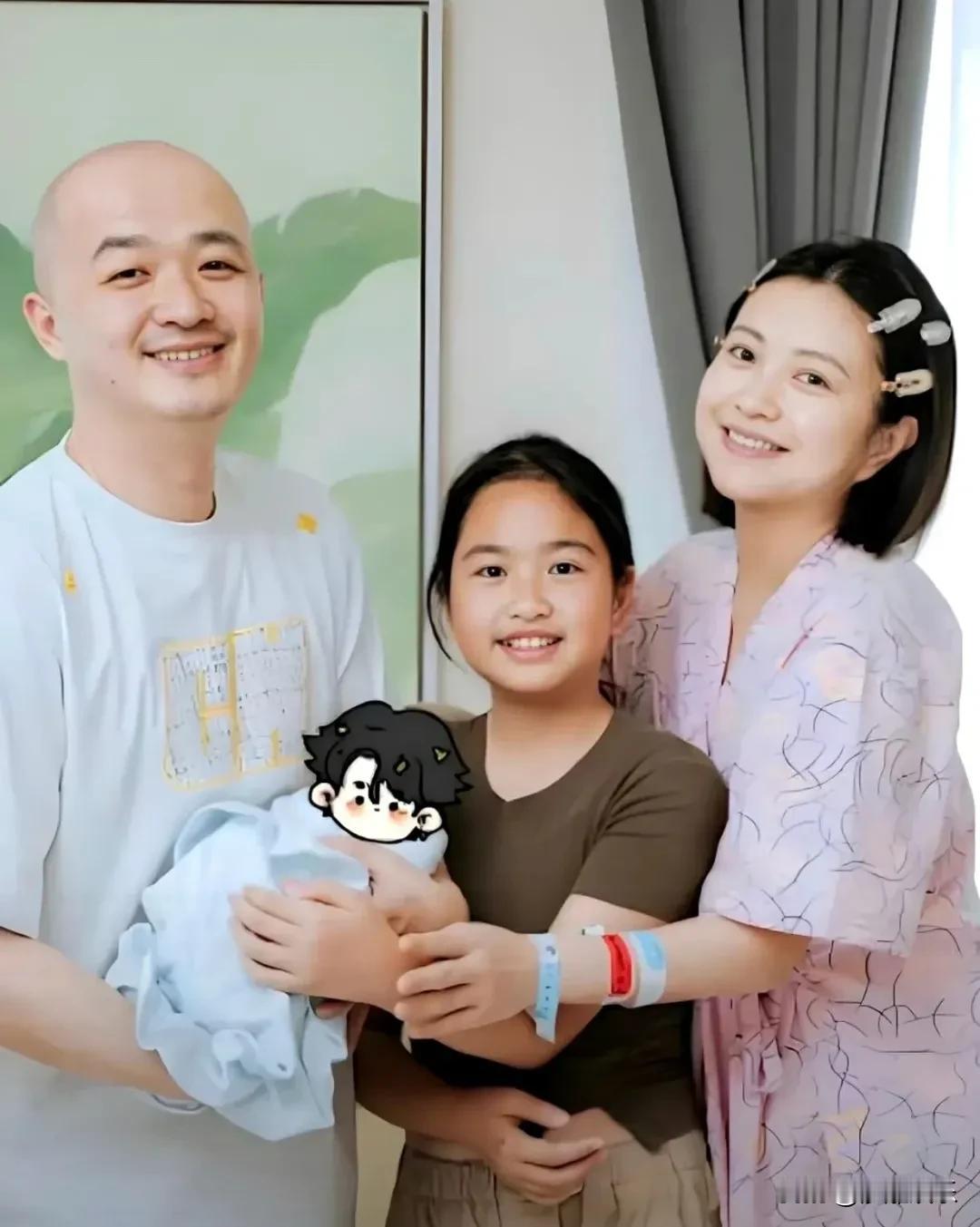 8月26日，娱乐圈又传来大瓜！知名娱记放出一段实拍视频——包贝尔被拍到与一位