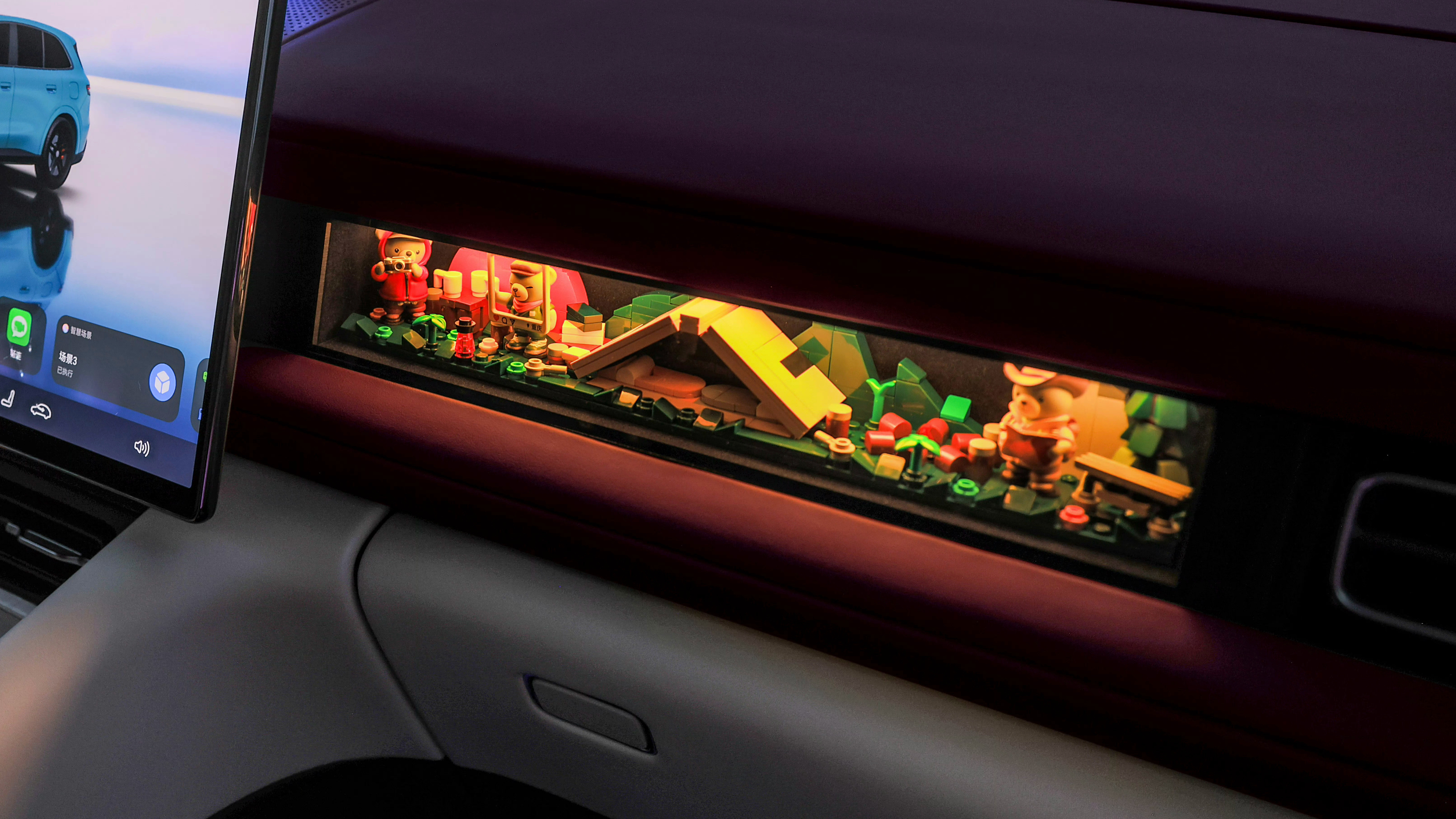 问界M6副驾前方这个所谓的「灵感橱窗」，可玩性比我想象中高不少外面是一块钢化玻璃
