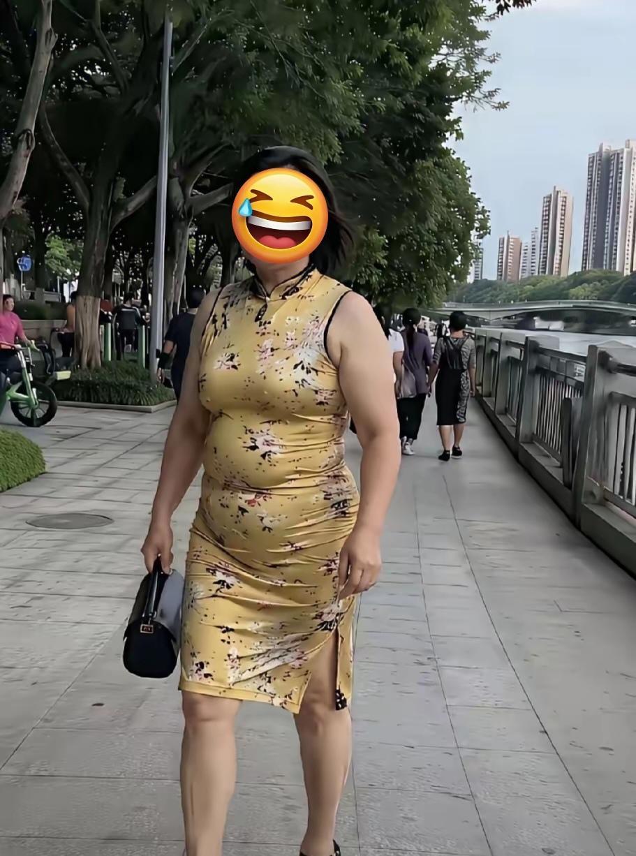 这种紧身缎面旗袍，换你敢穿出门吗？刚在网上刷到一张江边实拍，这位姐姐穿了无