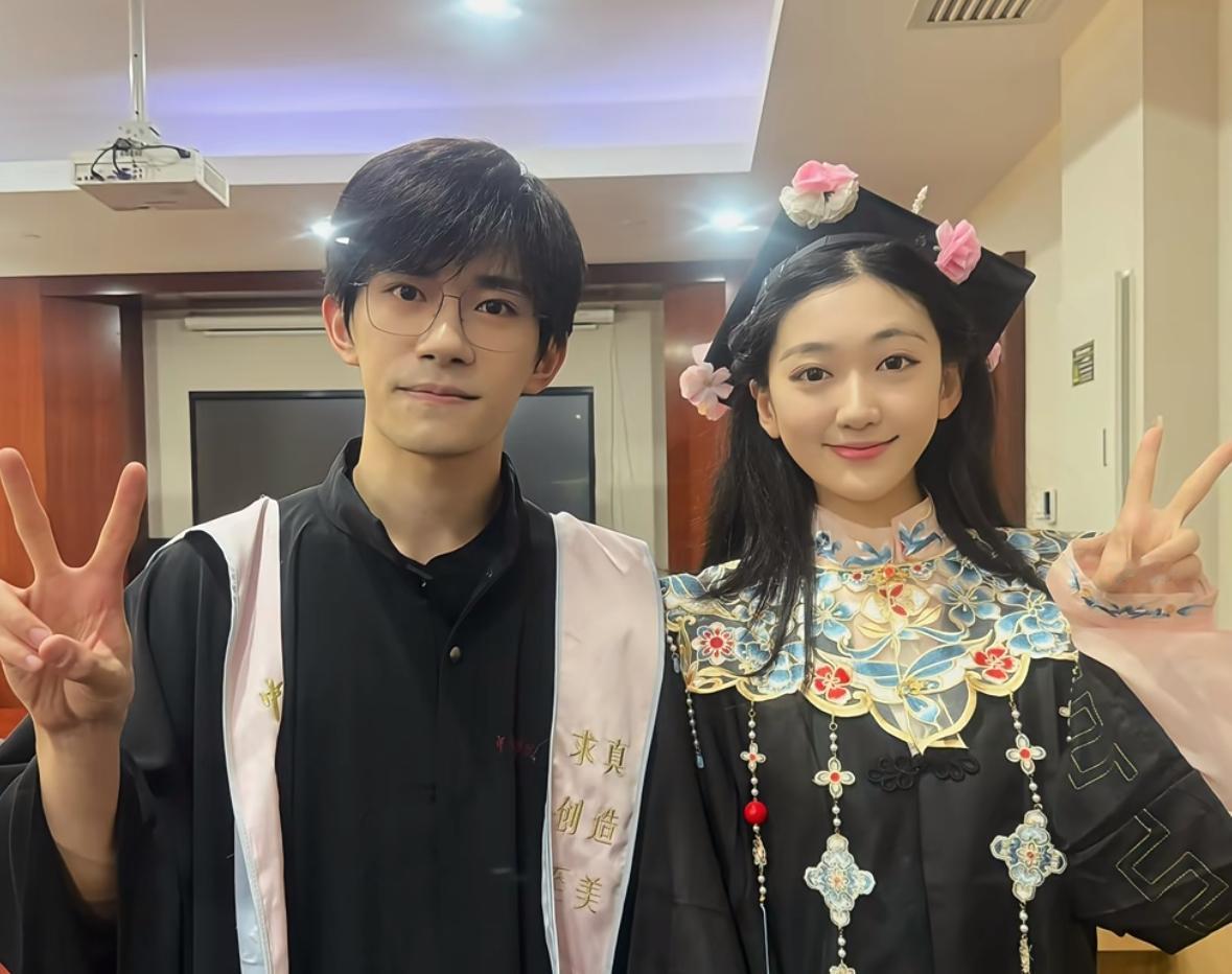 易烊千玺同学放出大量易烊千玺毕业典礼花絮，已完成本科学业两年的少年，在这场补办的