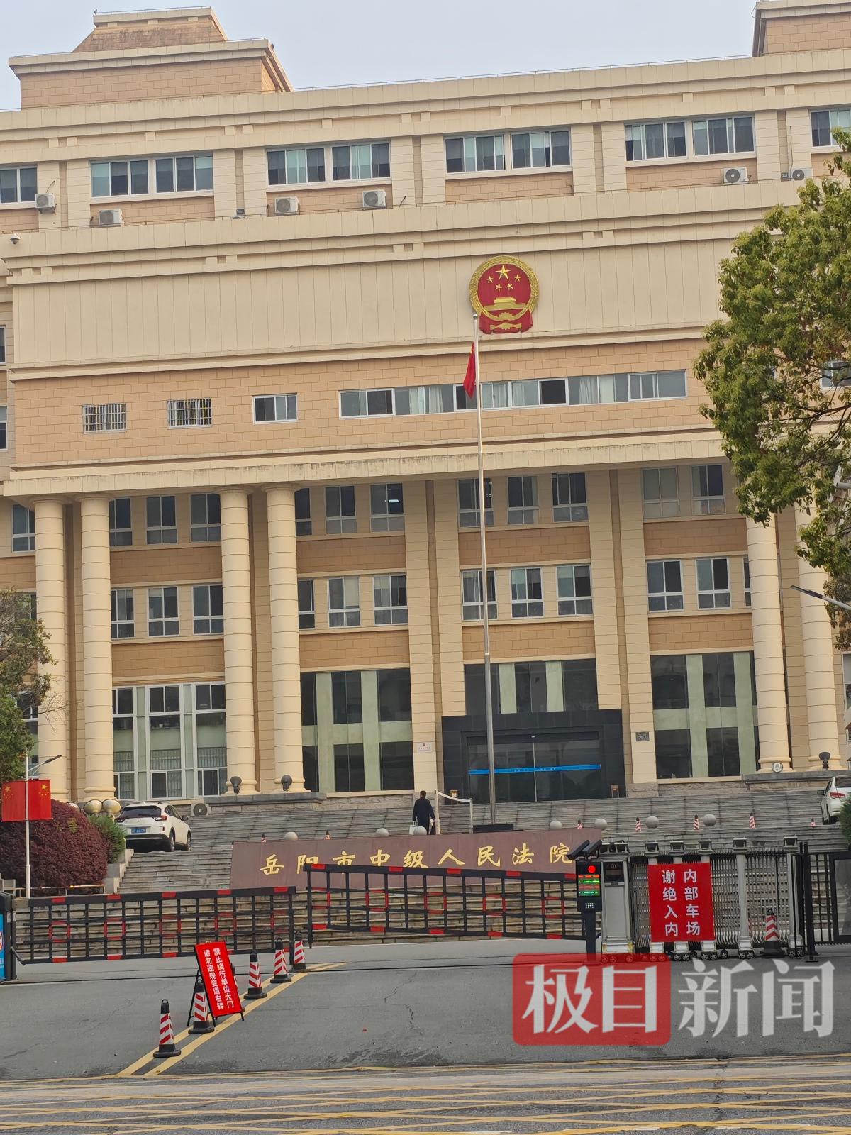男子在地下车库被发小杀害案开庭