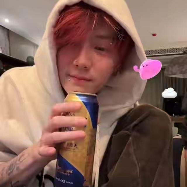 鹿晗最不该的就是在事业巅峰期陪一个小女孩玩恋爱过家家游戏。回头看看这七年，鹿晗