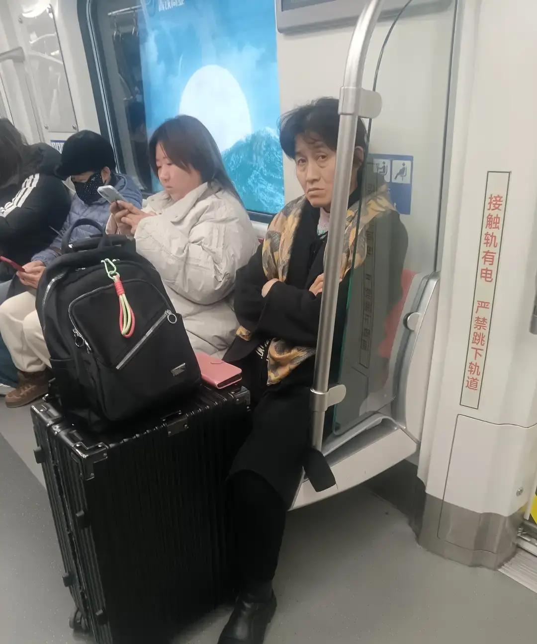 跨年那天我挤青岛地铁三号线，车厢里全是拖着行李箱的大学生，羽绒服拉链都拉不上。