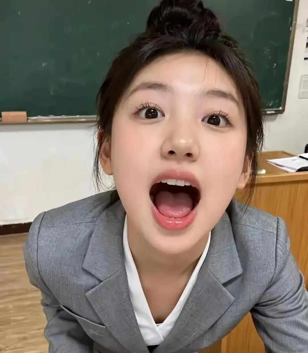 三个美女吃早餐聊昨晚吃了啥。第一个说吃了俩鸡蛋等于干掉两只鸡。第二个补刀说一