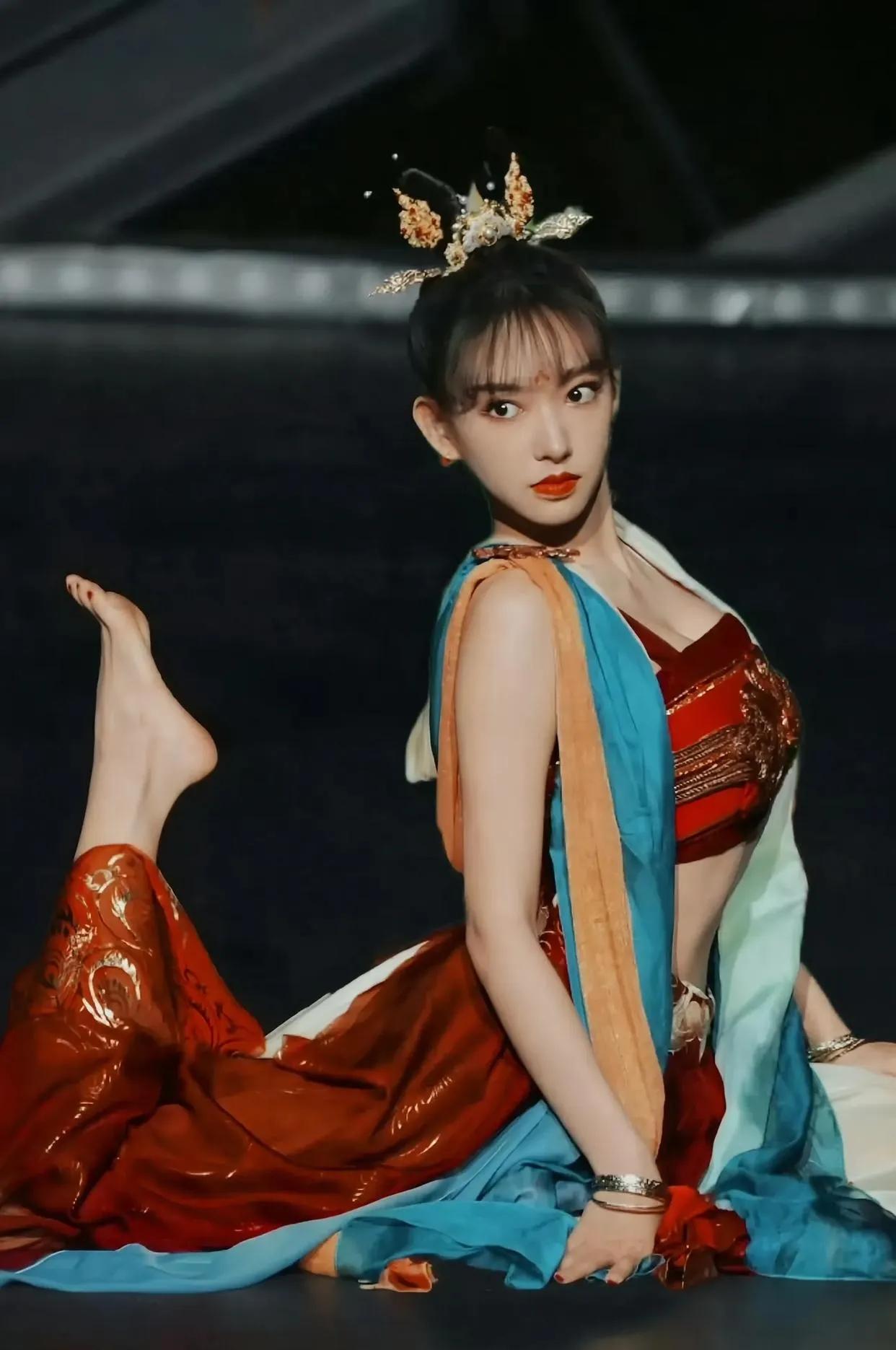 程潇这敦煌舞也太绝了，简直是仙女下凡✨红金刺绣的敦煌舞服，搭配精致的飞天发