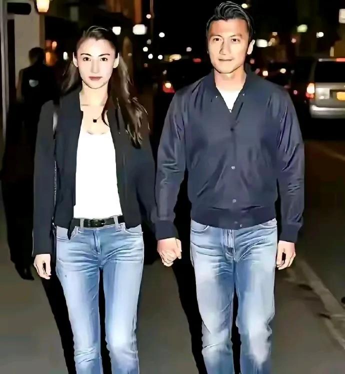 谢霆锋父子俩娶的妻子都是耐老型美女，岁月不败美人哪，比如狄波拉，老了依然美成一朵