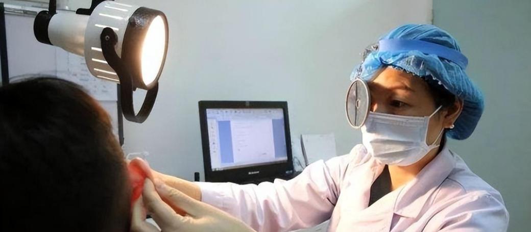 2004年，辽宁一男孩出生三年仍不会说话，父母遍寻名医，却始终未见好转，正当准备