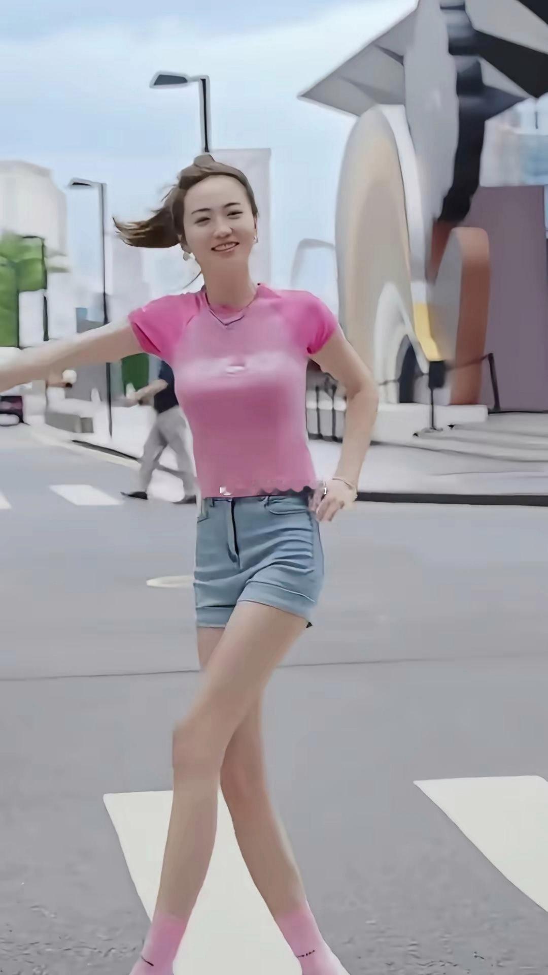 这才是原恒大歌舞团团长白珊珊她本身是科班出身，占尽天时地利人和，许老板提携后发展