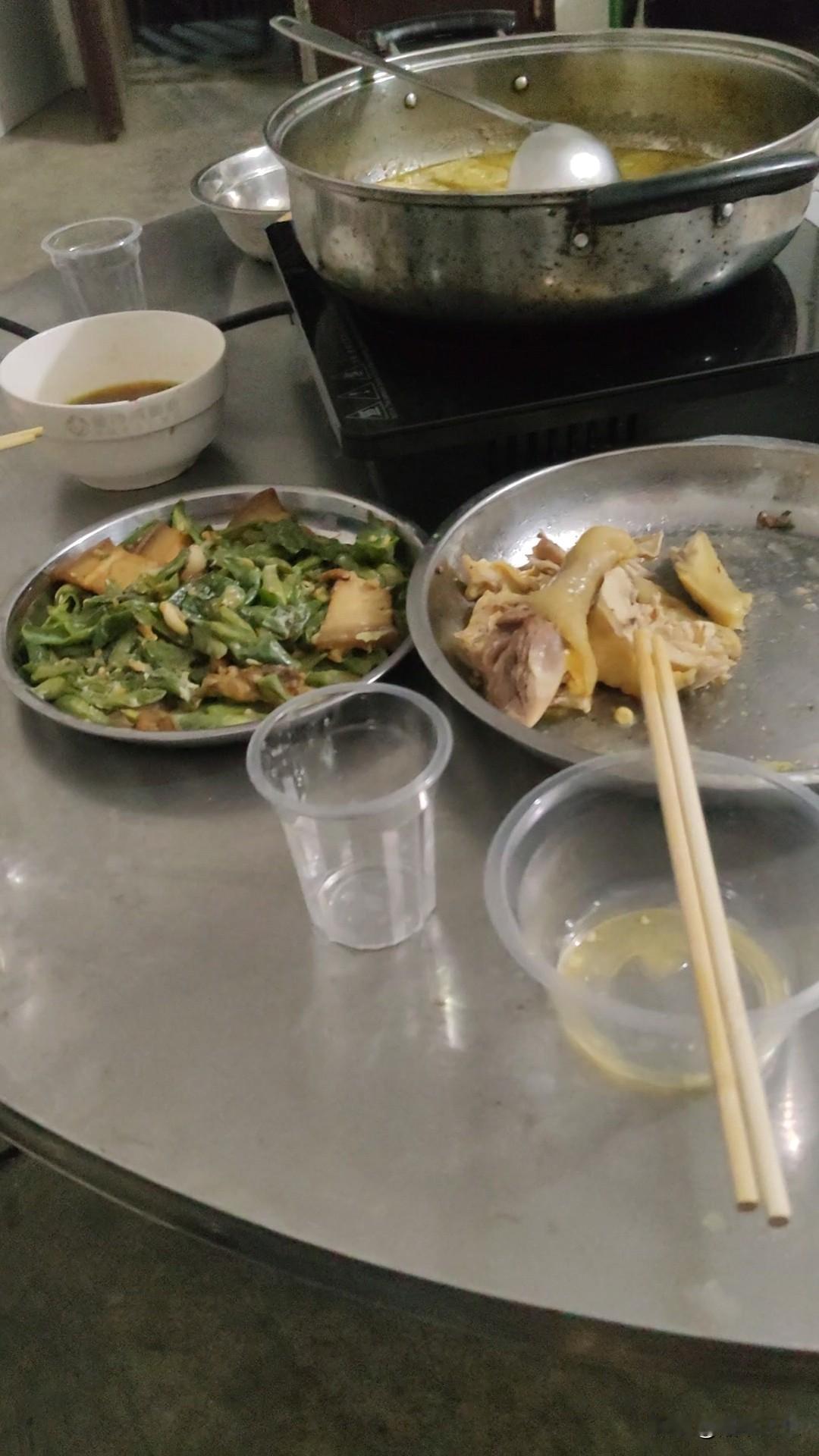 经过了一天车程，也不算长途跋涉吧，终于又回到了广西老家。可能太久没坐高铁了，就是