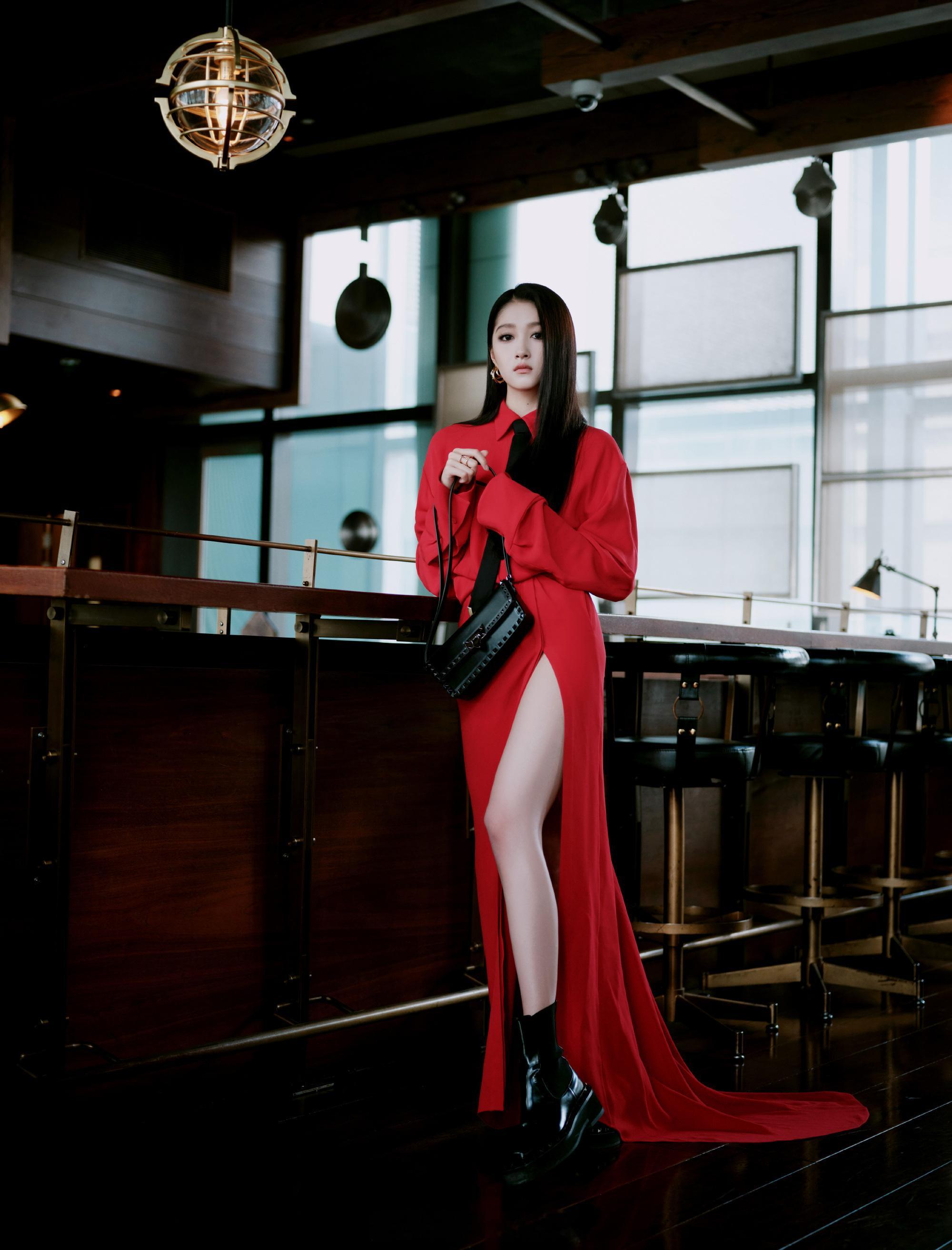 关晓彤红色穿搭美腿系列写真