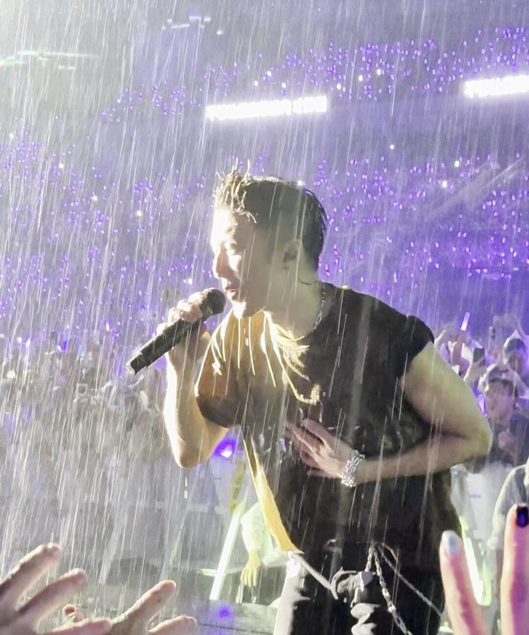 谢霆锋演唱会冒大雨唱歌你发现没？有一个细节那就是淋雨2小时的他，脸上被大雨冲