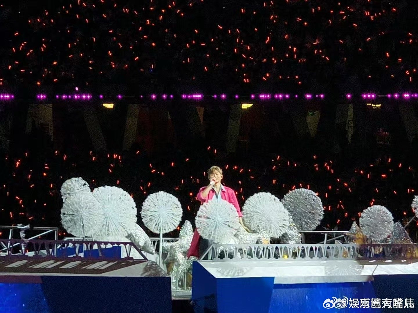 张杰演唱会俯拍视角家人们快看这个俯拍！真不是吹，张杰办演唱会是真舍得在舞美上花