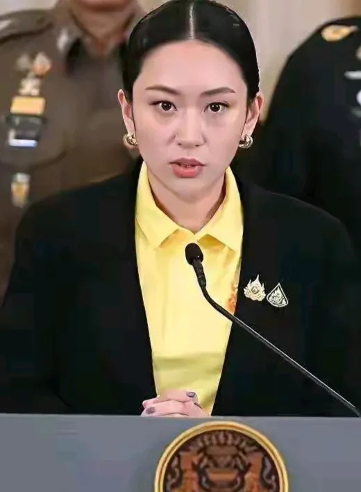 泰国代总理普坦强硬回击洪森，力挺佩通坦引关注泰国政坛再起波澜。近日，泰国代理总