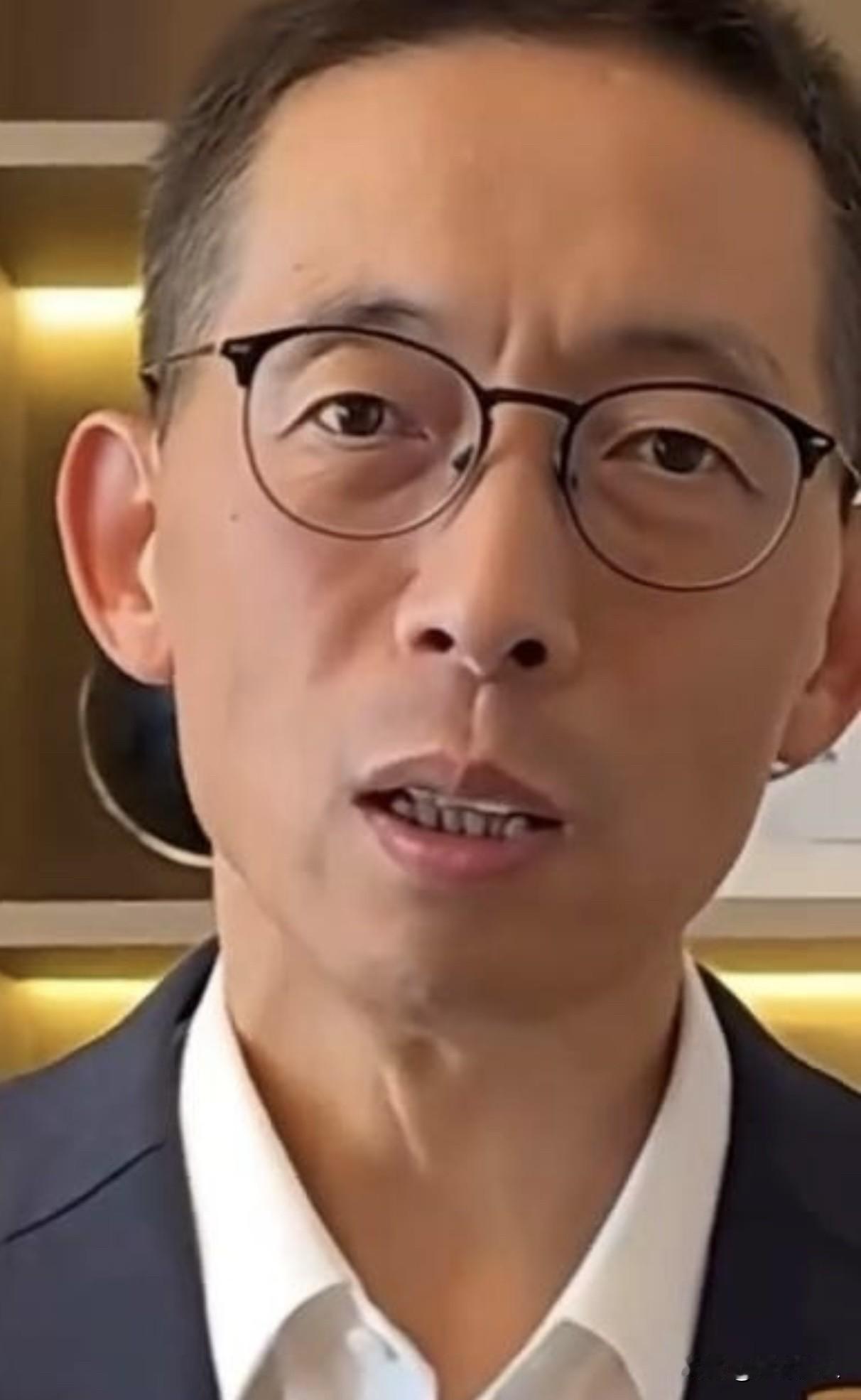 我从来不认为一个年轻人随大流流，人云亦云，别人都这样做，你就怎么做就好。如果