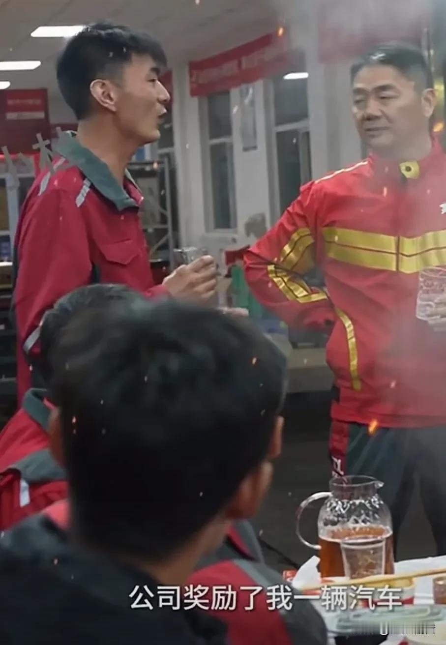 刘强东给员工奖励车，结果被员工差点给喝迷糊了他体恤员工，源于自己的经