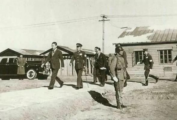 1945年，汪伪陆军部长萧叔宣告别周佛海，乘轿车出周佛海官邸大门时，京沪行动总队