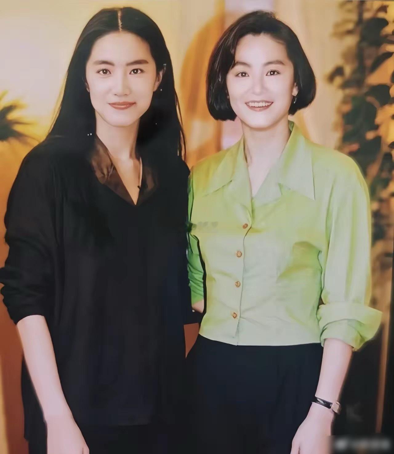 林青霞和当年的替身合影，长得太像了，尤其是侧脸。​​​