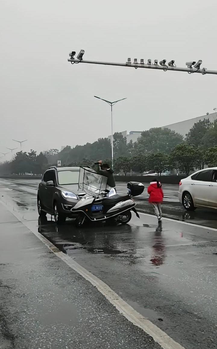 男子拦车猛砸对方玻璃，女儿在一旁瑟瑟发抖，这家长也太不懂事了。近期湖北一网友