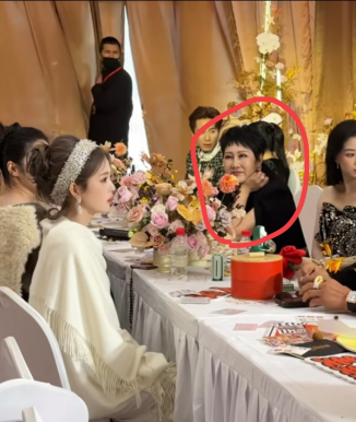 白鹿都快不好意思了吧张凯丽老师直勾勾的盯着她看像看一件稀世珍宝一样，眼里全是