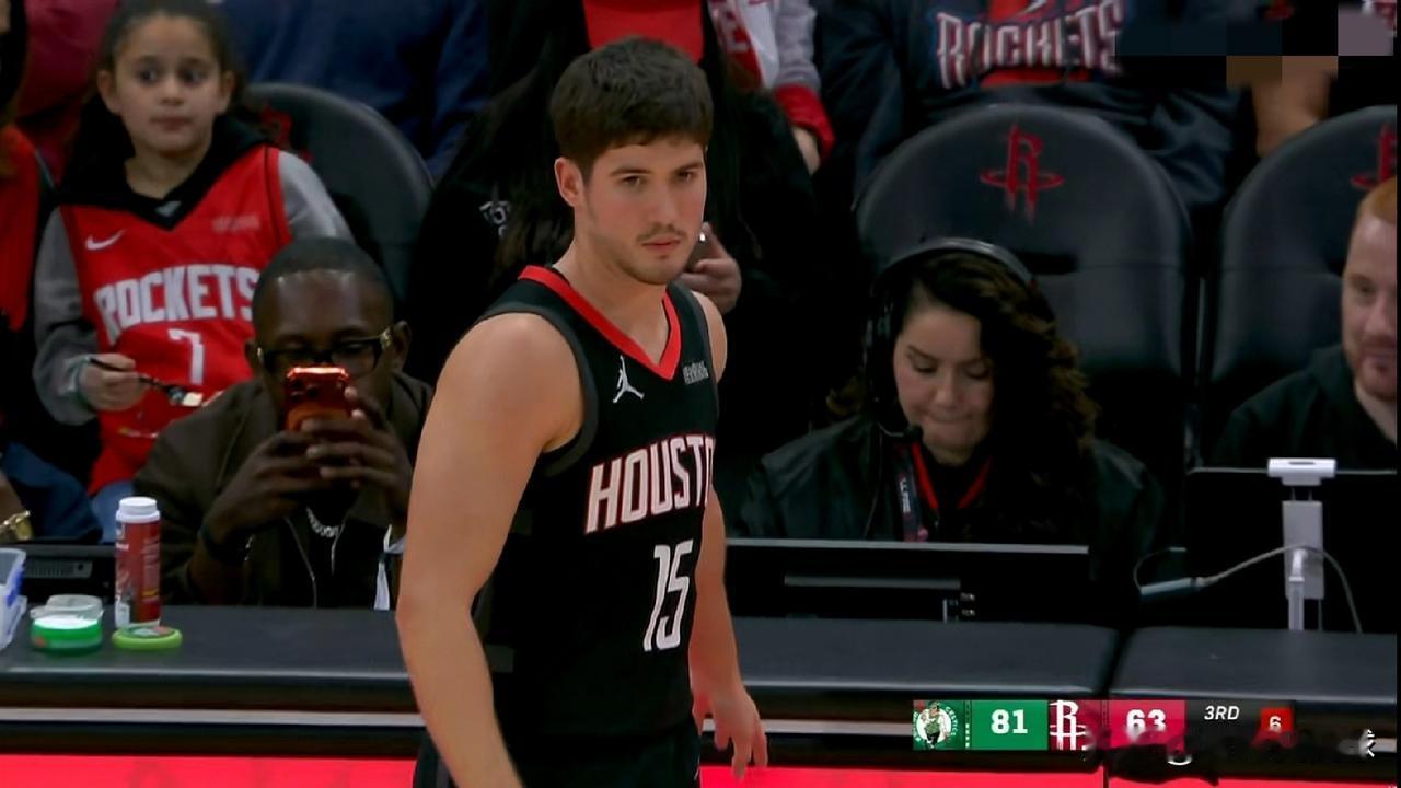 我真是被火箭新星谢波德给气疯了！在今天火箭主场以93：114惨败于凯尔特人的比赛