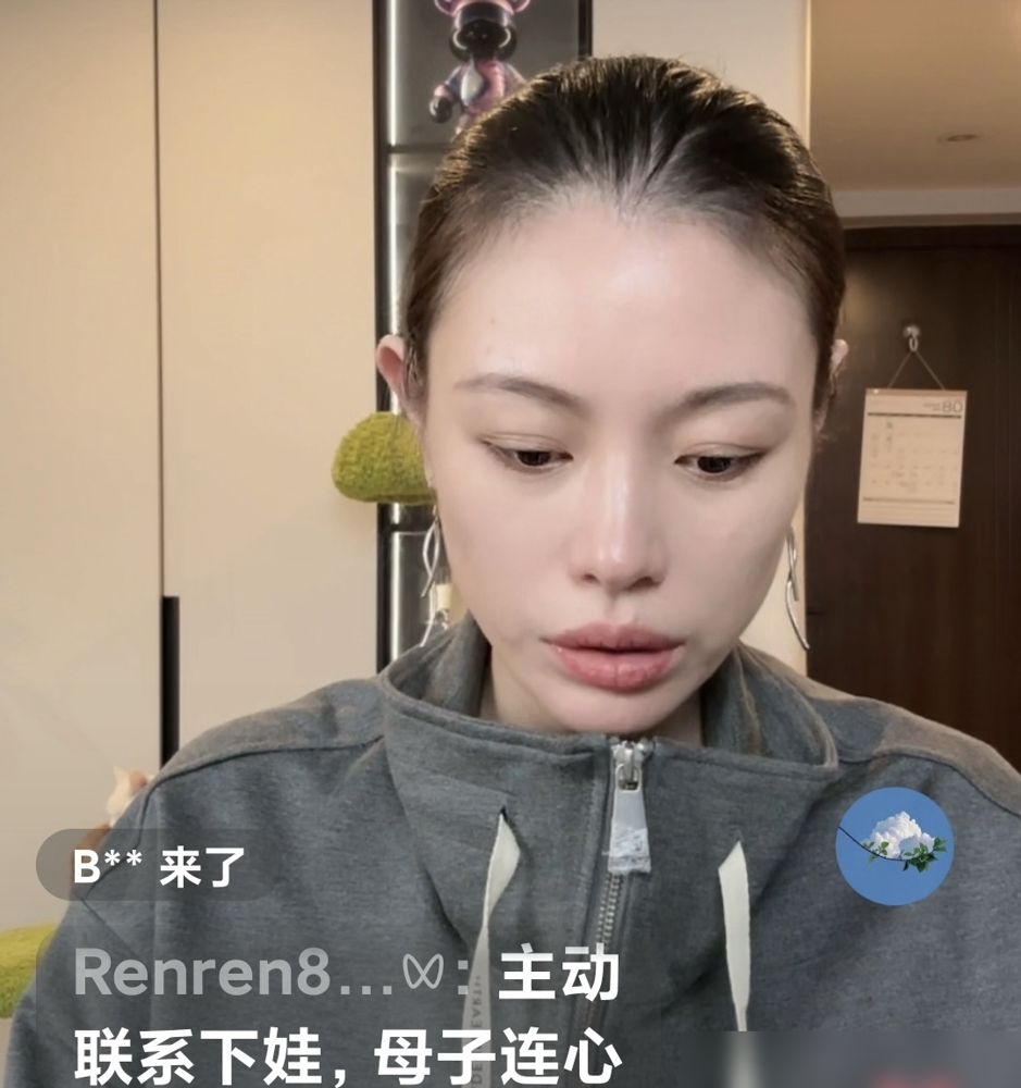 17岁跟了汪峰，18岁生孩子，19岁被扫地出门。葛荟婕直播里说，当年吵急了，抄起椅子就砸过去。砸完自