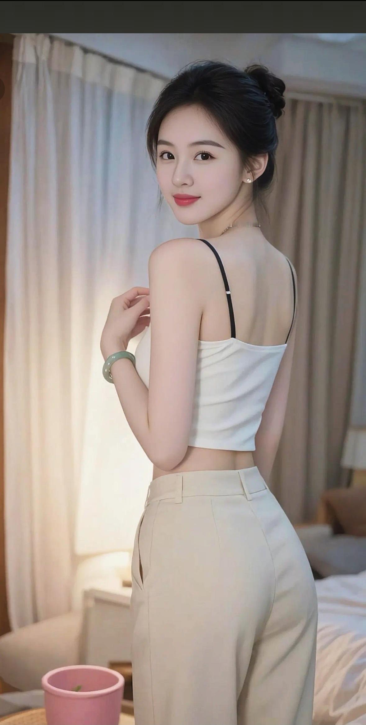 轻纱掩映，玉人含笑。