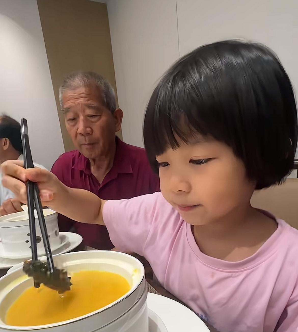 7岁的小天赐太懂事，但懂事的让人心疼，一个小面包都要留给妈妈田新菊，而75岁的爸