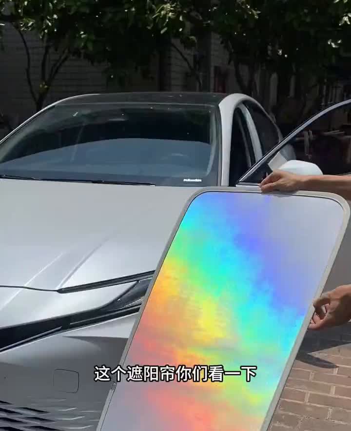 九代凯美瑞的高配车型是大玻璃的天幕，进入车内看一下视觉效果。城市的夜晚或者下雨天