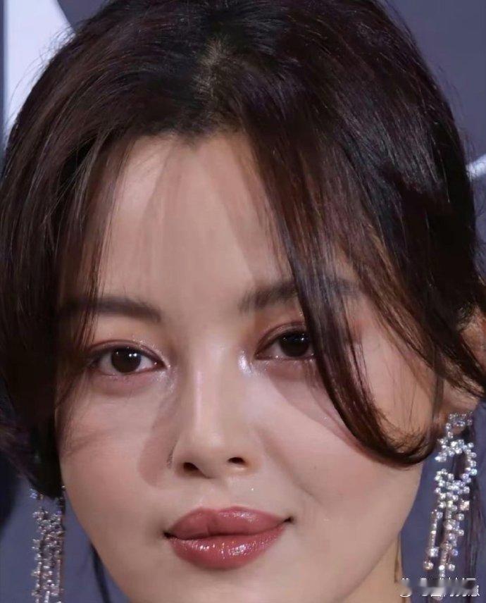 辛芷蕾少女时期和现在对比变化还挺明显，嘴唇变成饱满嘟嘟唇后，辨识度直接拉满！