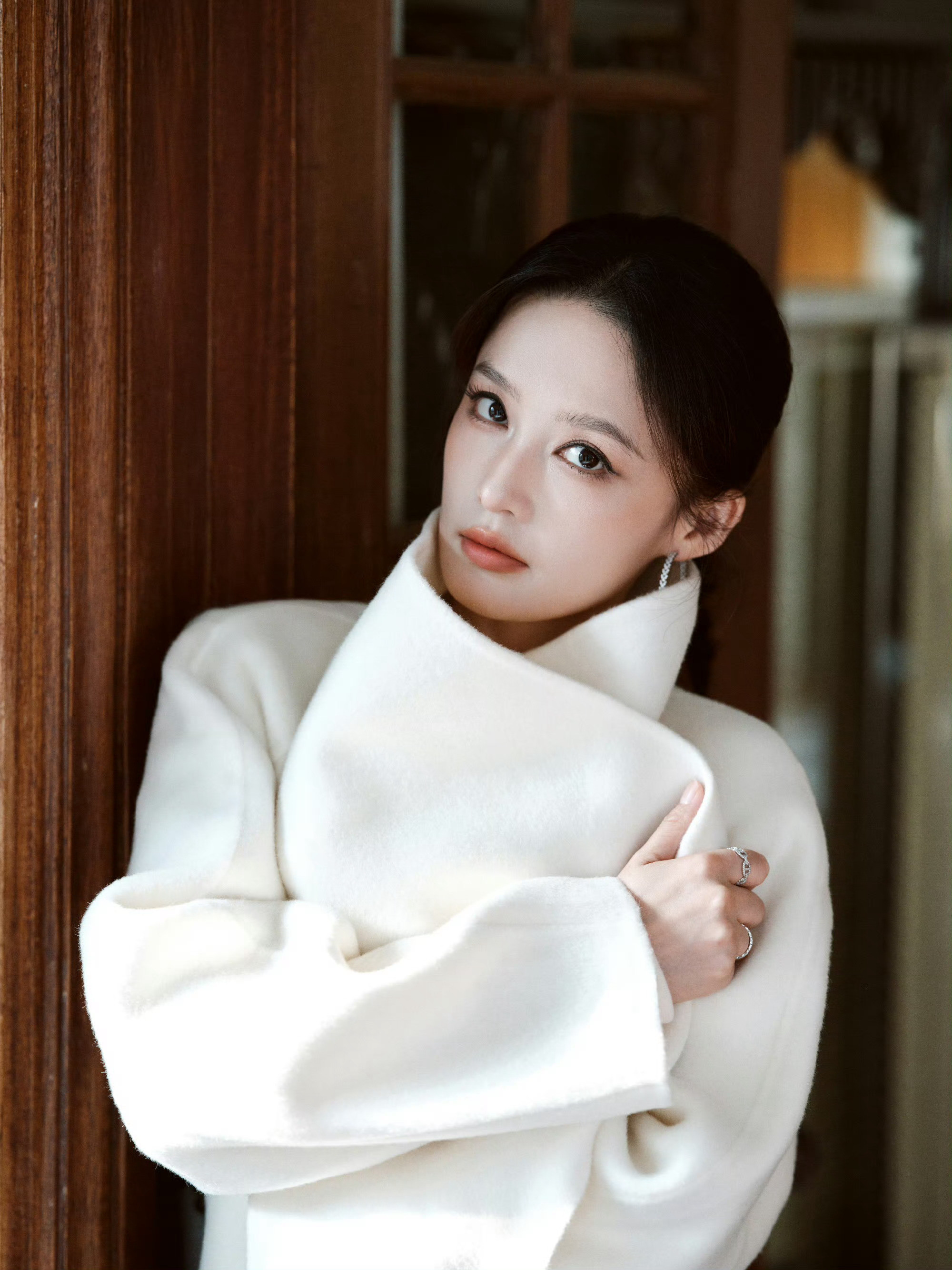 千金归来！李沁今日出席LILY「大师大衣」系列媒体发布会活动，代言人身着一身米白