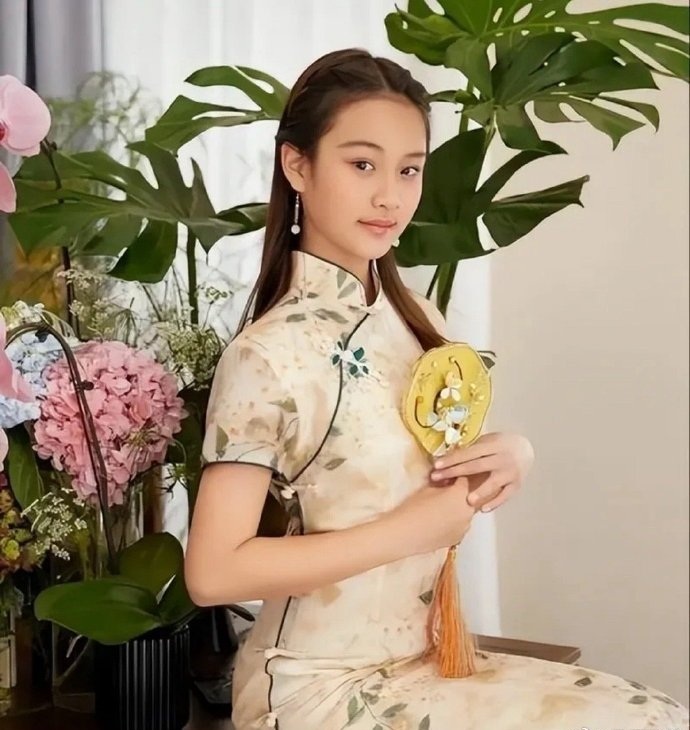 甜馨旗袍照，看不出13岁的样子，脸像爸爸贾乃亮，身材像妈妈李小璐，穿旗袍真有点大